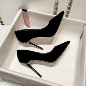 Zapatos Stiletto Negros con Corte Ondulado Asimétrico
